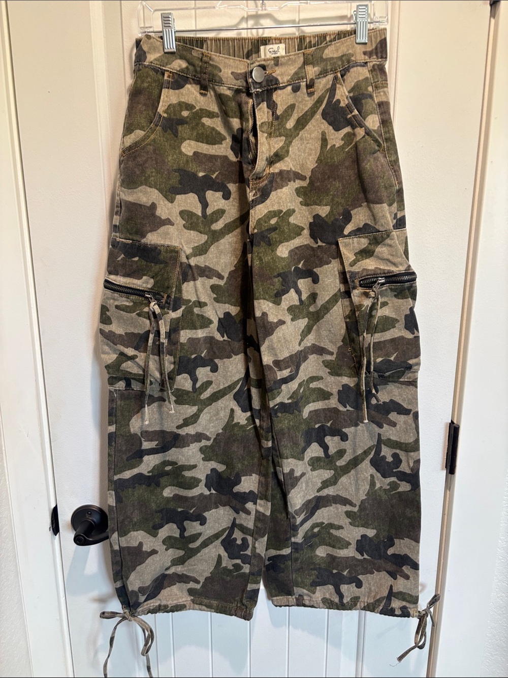 easel Camouflage Wide-Leg Cargo Pants in Olive and Black